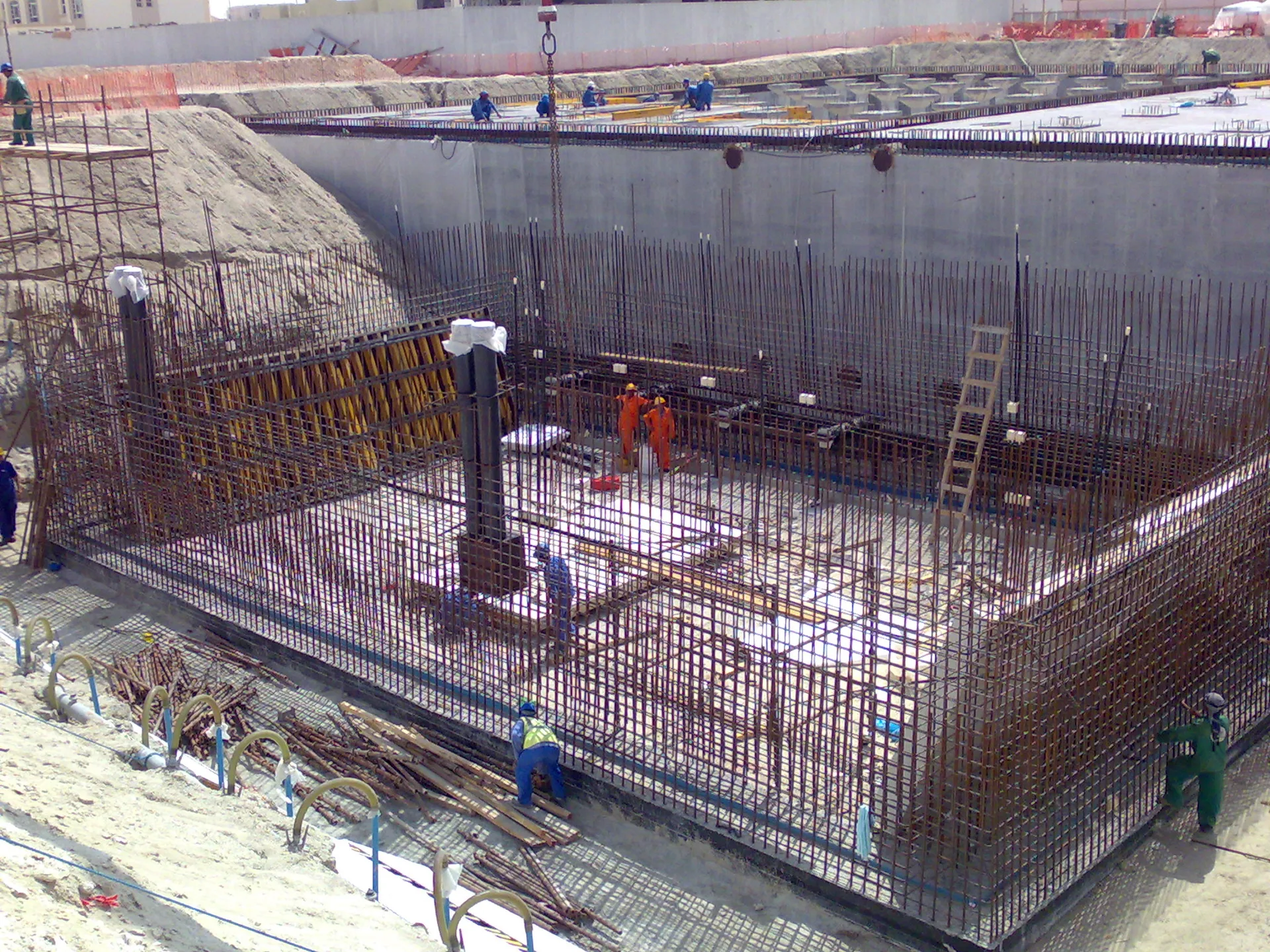 Reinforced concrete reservoir under construction, the civil work that surrounds an automation contract