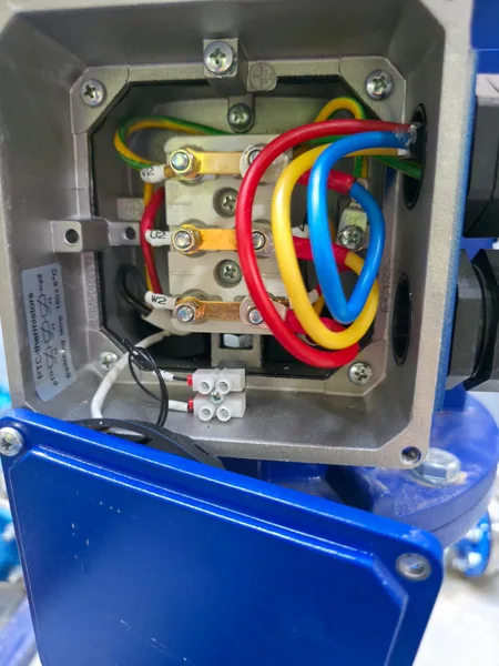 Power termination at the pump motor terminal box on site
