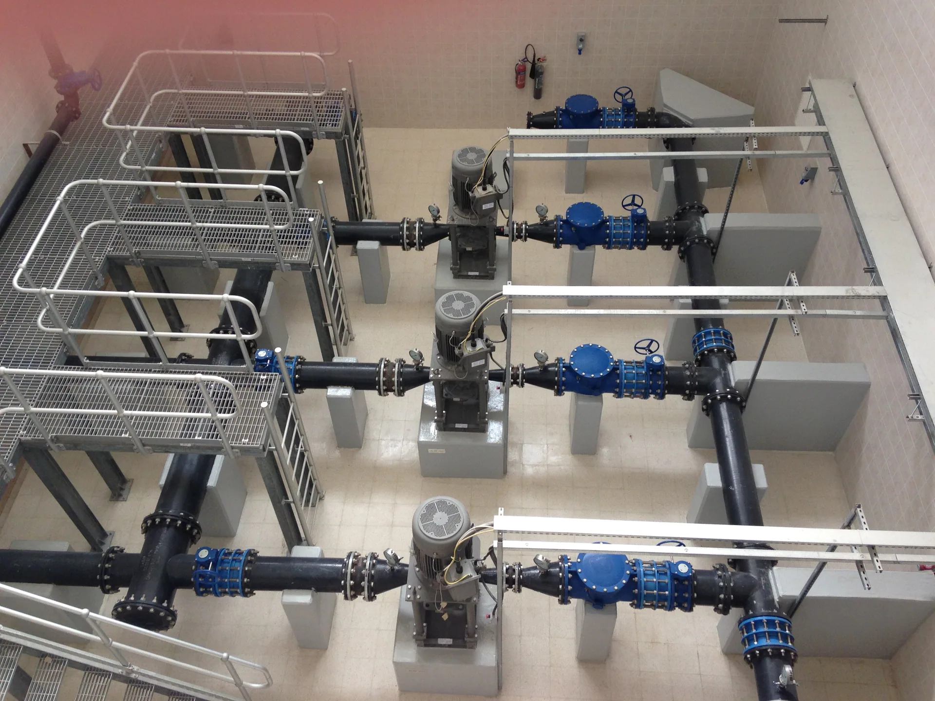 Pump hall manifold with instrumentation feeding a PLC and RTU in Abu Dhabi